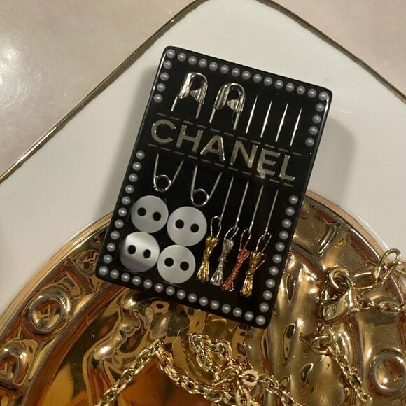 Amazing CHANEL sewing kit brooch - Picture 2 of 8